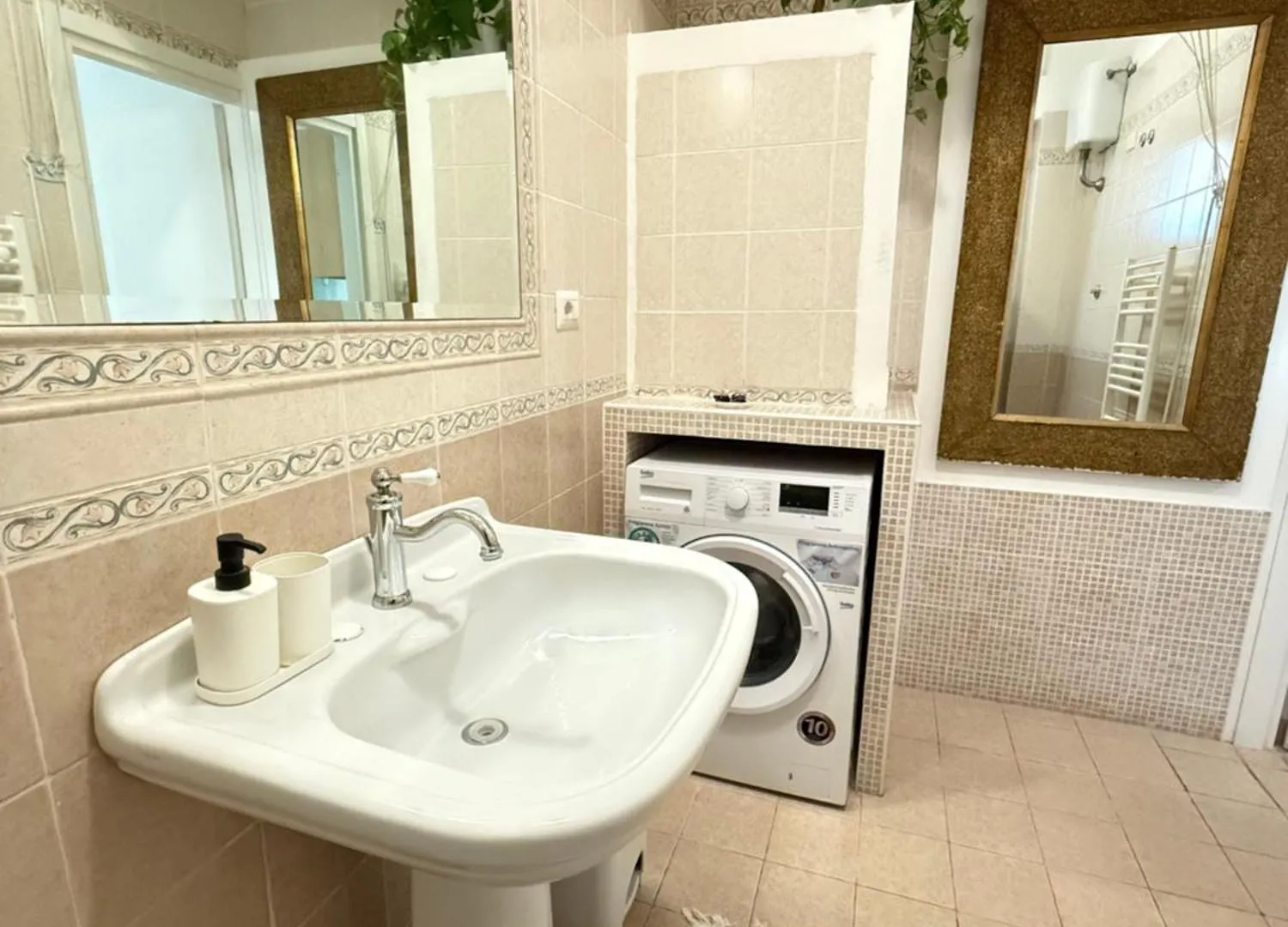 Apartment Apt San Lorenzo , Near Termini Central Station D Rome