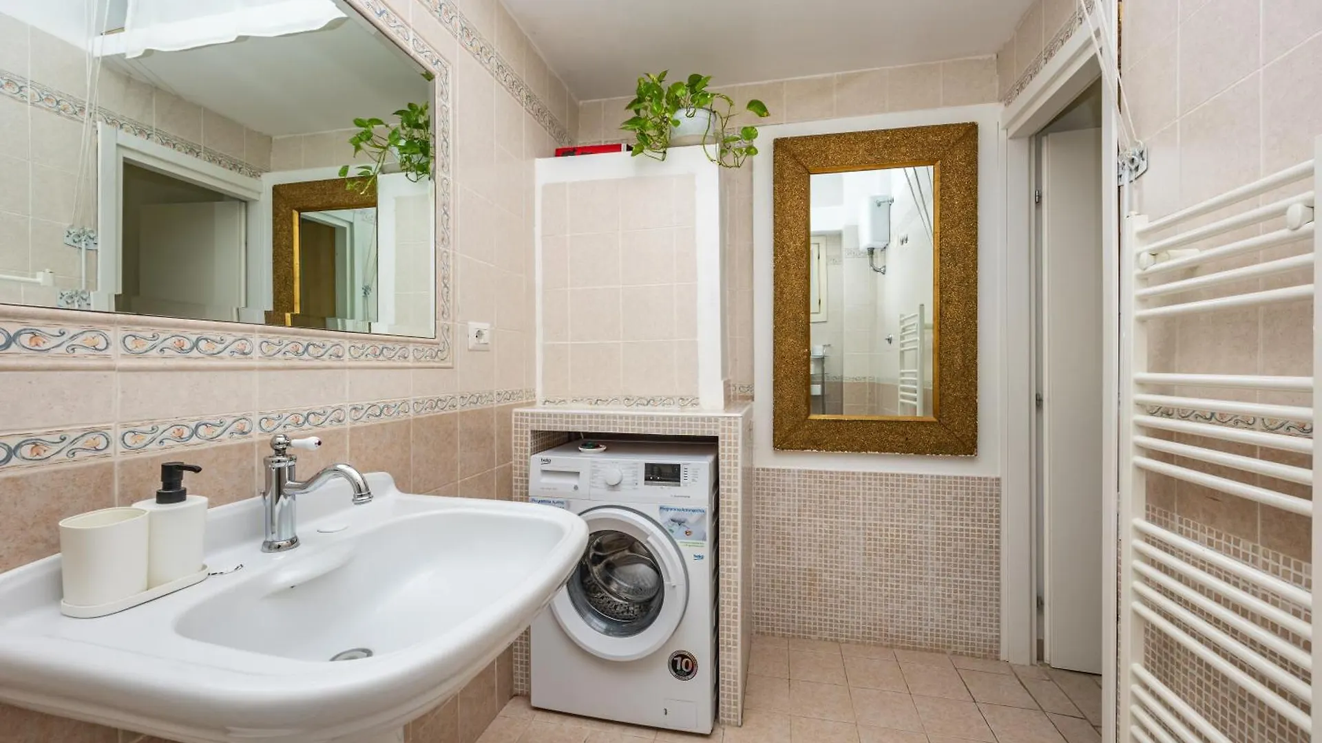 רומא Apt San Lorenzo , Near Termini Central Station D 0*,  איטליה